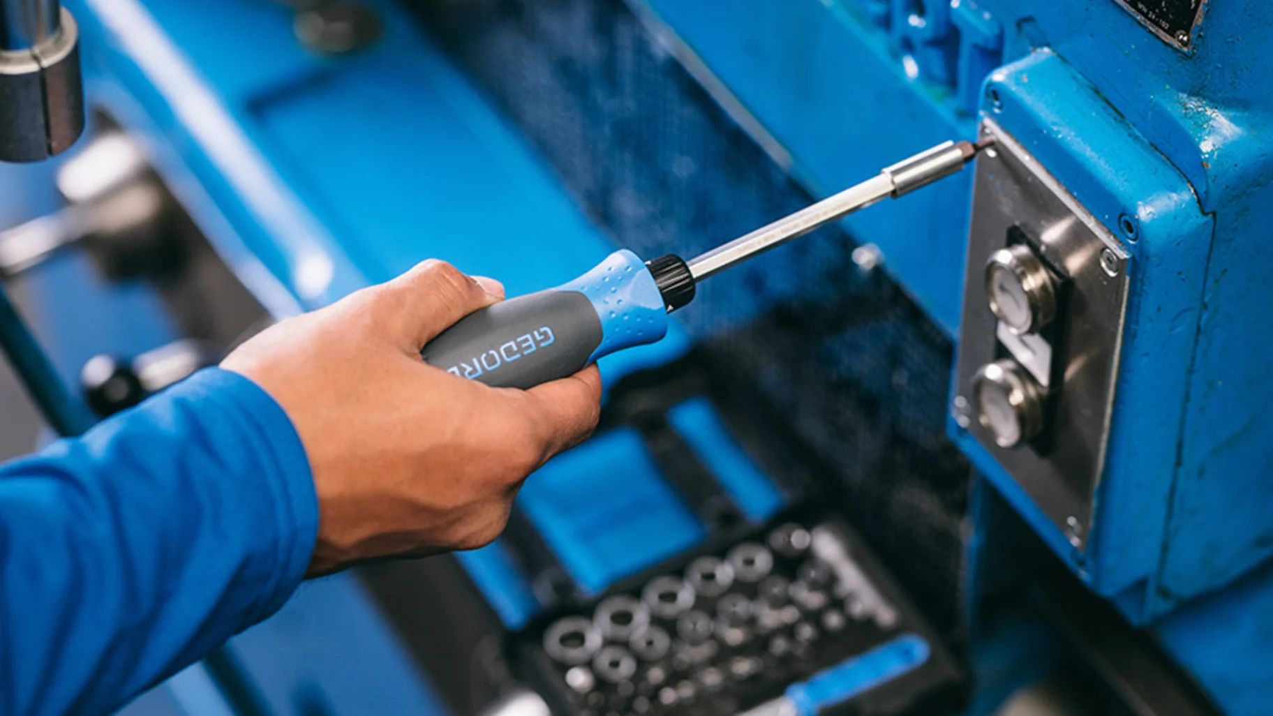 Industriemechaniker arbeitet mit dem GEDORE Bit-Ratschenschraubendreher SilentGear