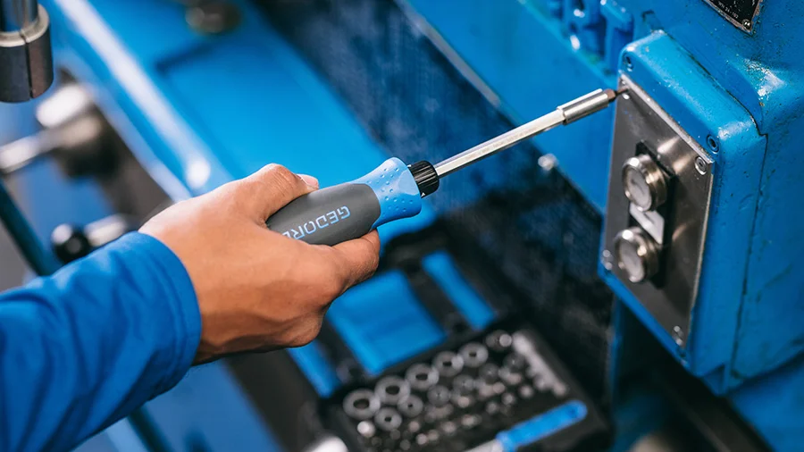 Industriemechaniker arbeitet mit dem GEDORE Bit-Ratschenschraubendreher SilentGear
